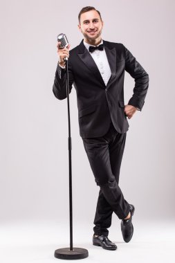 Takım elbise şarkı mikrofon üzerinde genç adam