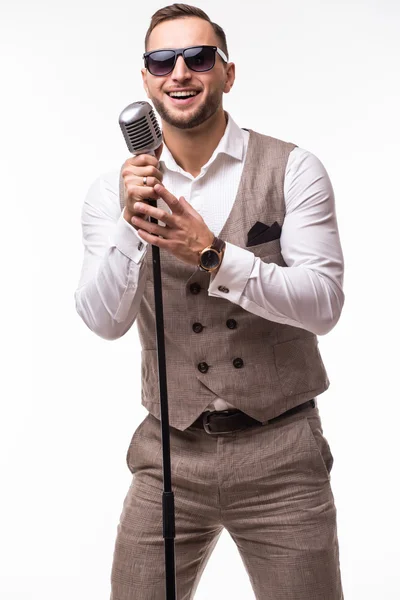 Retrato de un joven de traje cantando con el micrófono — Foto de Stock