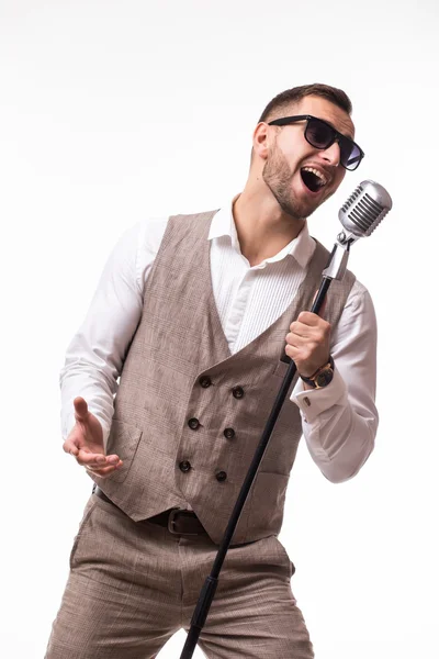 Портрет молодого чоловіка в костюмі, що співає з мікрофоном — стокове фото