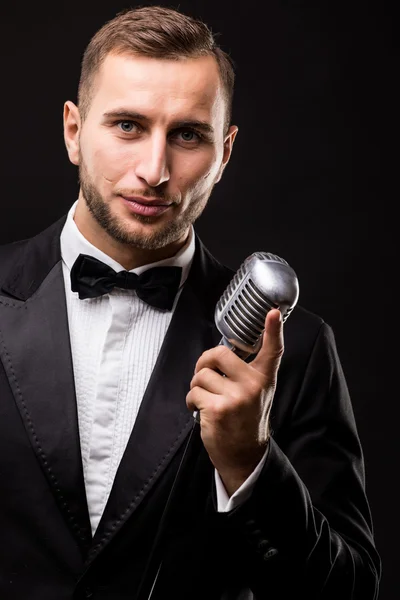 Homem bonito de terno cantando com o microfone — Fotografia de Stock