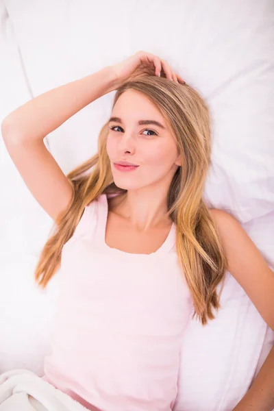 ベッドで横になっている長い白い毛魅力的な柔らかい若い女性のトップ ビュー — ストック写真