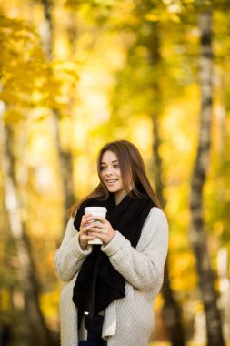 Genç kız içki kahve sarı sonbahar güneşli Park