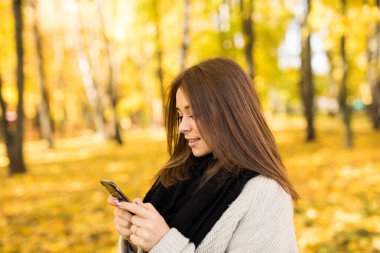 Kız manifatura telefon sonbahar Park