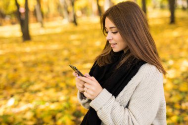 Kız manifatura telefon sonbahar Park