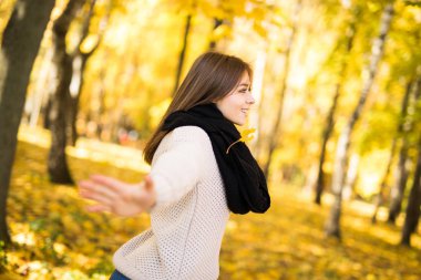 Sonbahar Park rised elleriyle çıktıktan genç kız