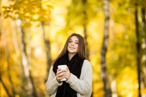 Genç kız içki kahve sarı sonbahar güneşli Park