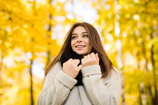 Junges Mädchen im Herbstwald — Stockfoto