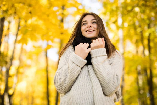 Junges Mädchen im Herbstwald — Stockfoto