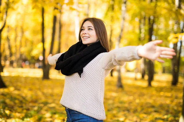 Aufgeregtes junges Mädchen mit aufgerissenen Händen im Herbstpark — Stockfoto