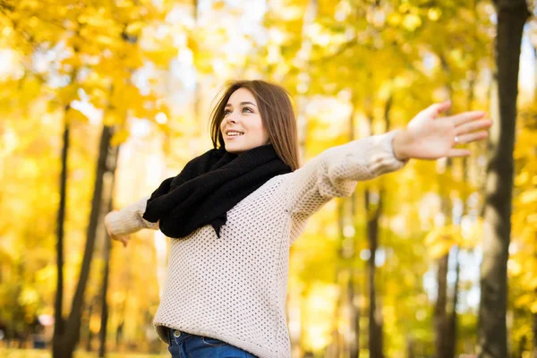 Sonbahar Park rised elleriyle çıktıktan genç kız