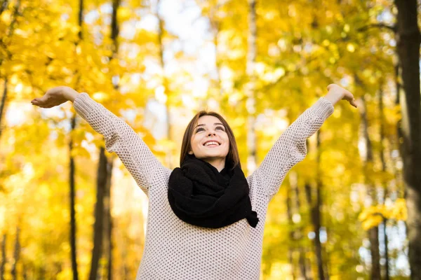 Sonbahar Park rised elleriyle çıktıktan genç kız