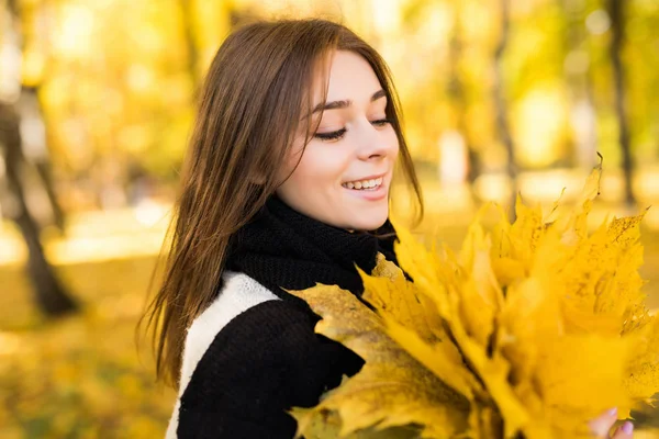 Frauenportret im Herbstwald — Stockfoto