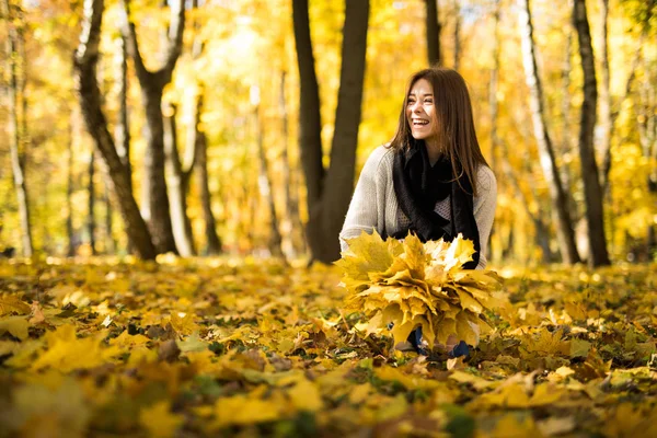 Glückliche junge Frau an sonnigem Herbsttag im Park. — Stockfoto