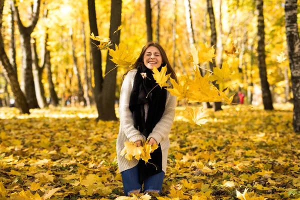 Glückliche junge Frau an sonnigem Herbsttag im Park. — Stockfoto