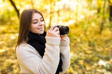 Kız sarı sonbahar park kamera ile fotoğraf çekmek