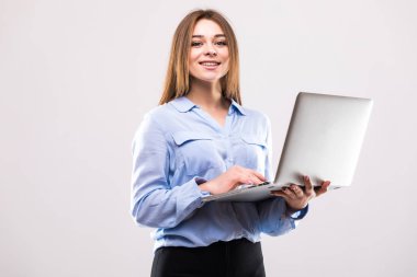 Beyaz arka plan içinde laptop ile kız