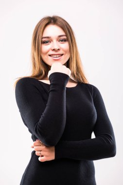 Beyaz arka plan üzerinde siyah elbiseli genç kız