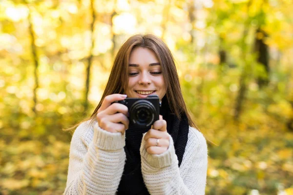 Kız sarı sonbahar park kamera ile fotoğraf çekmek — Stok fotoğraf