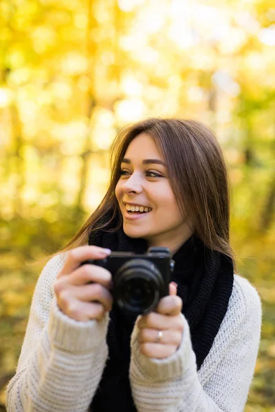 Girl take selfie photo with camera in yellow autumn park — Stock Photo, Image