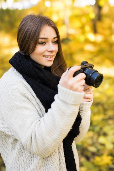 Chica tomar foto selfie con cámara en el parque amarillo de otoño —  Fotos de Stock