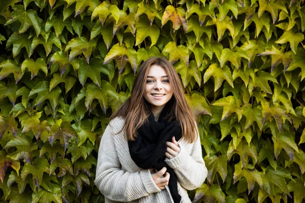 Portré fiatal szépség barna lány a szabadban a zöld levelek háttér — Stock Fotó