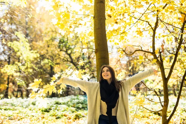 Porträt der jungen Schönheit brünettes Mädchen im Freien auf grünen Blättern Hintergrund — Stockfoto