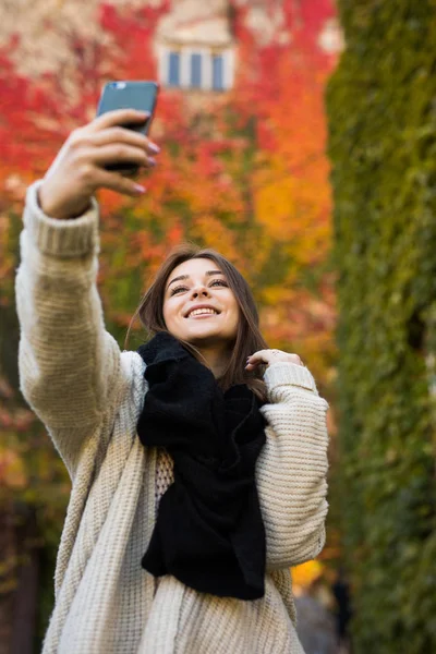 노란색, 빨간색 잎 배경 미소 여자 걸릴 selfie — 스톡 사진
