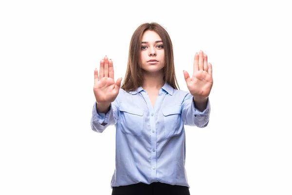 Retrato de una hermosa chica mostrando un cartel de stop con palmas aisladas sobre un fondo blanco — Foto de Stock