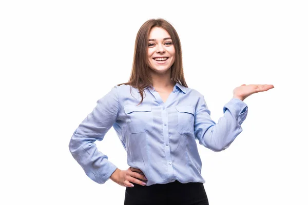 Portrét veselá dívka drží copyspace na dlani izolovaných na bílém pozadí — Stock fotografie
