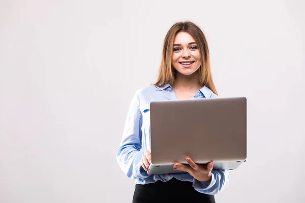 Chica con portátil en fondo blanco — Foto de Stock