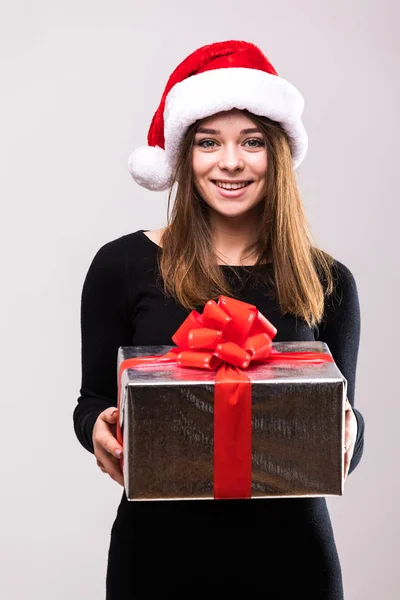 Retrato mulher feliz com caixa de presente em mãos . — Fotografia de Stock