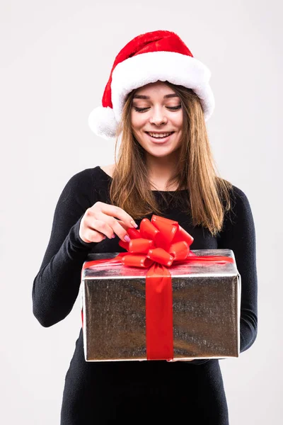 Retrato mulher feliz com caixa de presente em mãos . — Fotografia de Stock