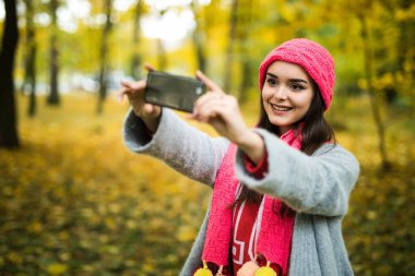 kadının selfie sonbahar park yapması.