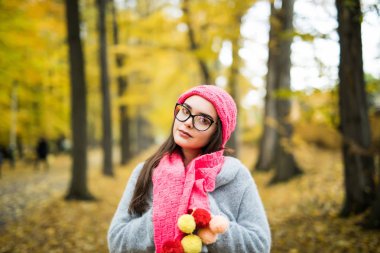 sonbahar aylarında açık havada yürüyen kadın