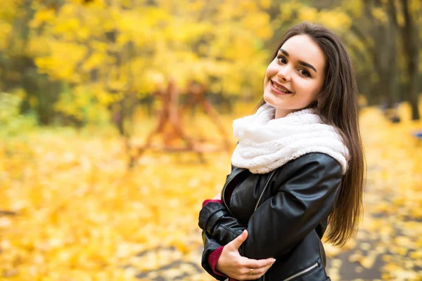 Schöne elegante Frau steht im Herbst in einem Park — Stockfoto