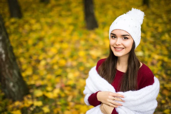 Mädchen in Pullover und warmer Kleidung im Herbstpark — Stockfoto