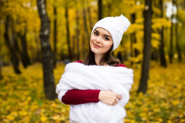 Κορίτσι με πουλόβερ και ζεστά ρούχα σε Φθινοπωρινό πάρκο — Φωτογραφία Αρχείου