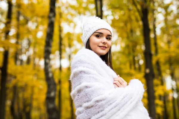 Mädchen in Pullover und warmer Kleidung im Herbstpark — Stockfoto