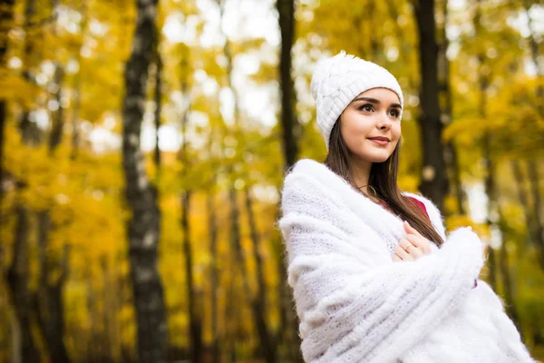 Mädchen in Pullover und warmer Kleidung im Herbstpark — Stockfoto