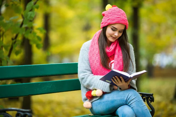Menina estudantes ler livro no parque de outono amarelo — Fotografia de Stock