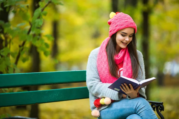 Chica estudiantes leer libro en amarillo otoño parque —  Fotos de Stock