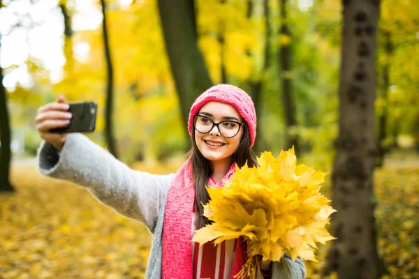 젊은 여자와가 잎 앞에 selfie 만들기 — 스톡 사진