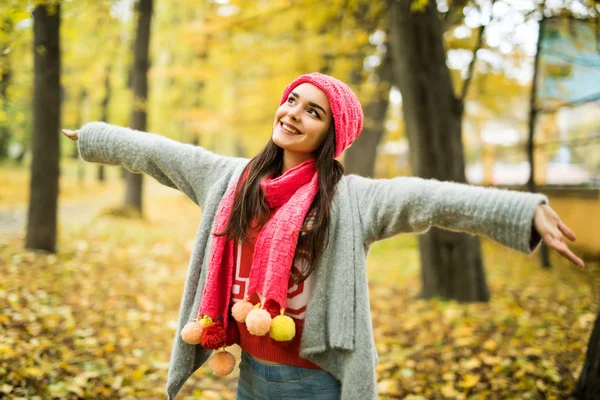 Frau mit aufgerissenen Händen im Herbstpark — Stockfoto