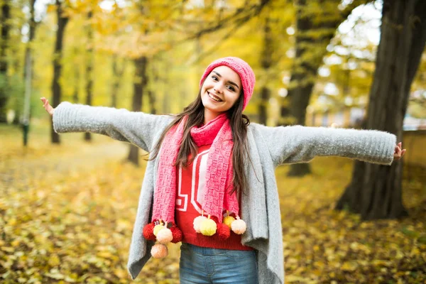 Frau mit aufgerissenen Händen im Herbstpark — Stockfoto