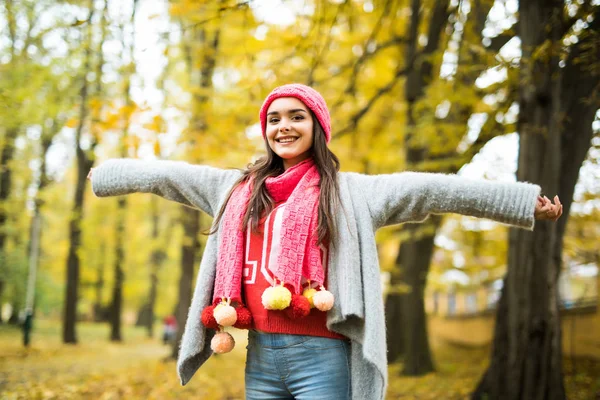 Frau mit aufgerissenen Händen im Herbstpark — Stockfoto