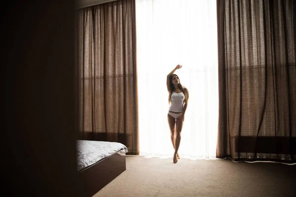Asszony felébredt, és az ablak előtt állt. — Stock Fotó