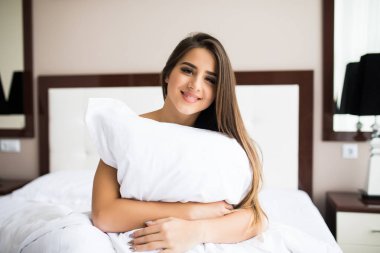  Kız sarılmak yastık am sabah