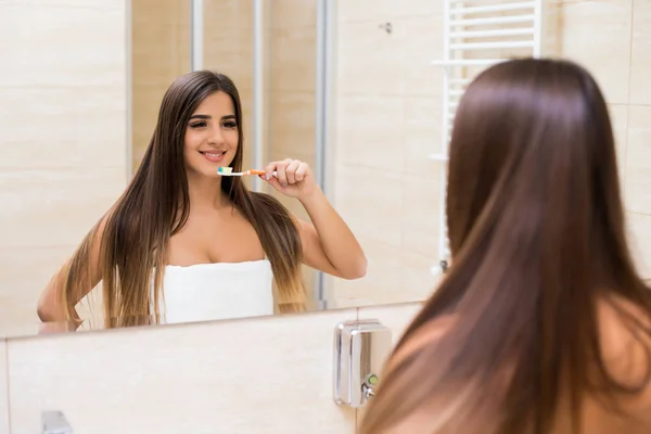 Nő a fürdőszobában fogkefe fogak tisztítása — Stock Fotó