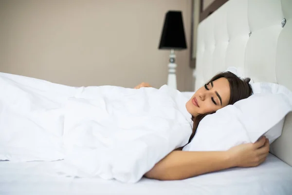 Женщина спит в кровати — стоковое фото