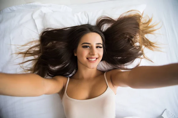 여자는 침대에서 selfie를 만들기 — 스톡 사진